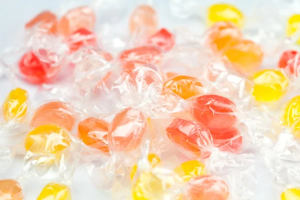 На фоне разноцветных конфет в блестящих обертках — стоковое фото