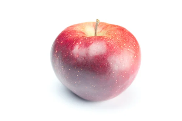 Pomme rouge avec gouttes d'eau isolées sur blanc — Photo