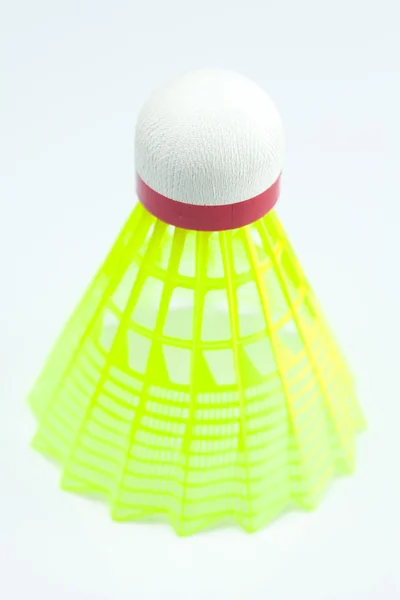 Żółty wolant badmintona na białym tle — Zdjęcie stockowe
