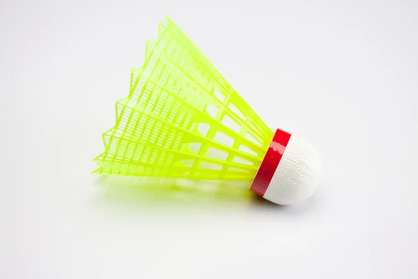 Beyaz izole sarı raketle badminton — Stok fotoğraf