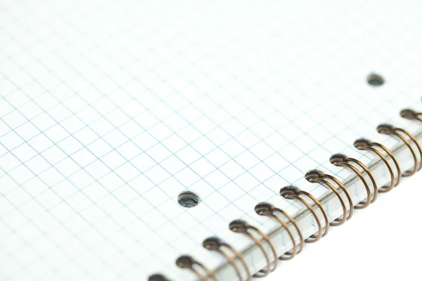 Rutet notisbok med en spiral isolert på hvitt – stockfoto