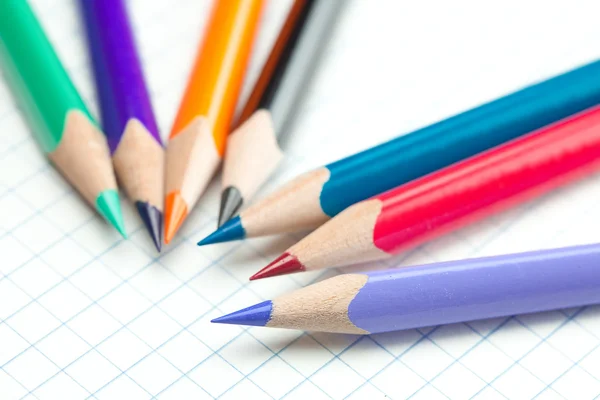 带螺旋笔和彩色铅笔的格子笔记本 — 图库照片