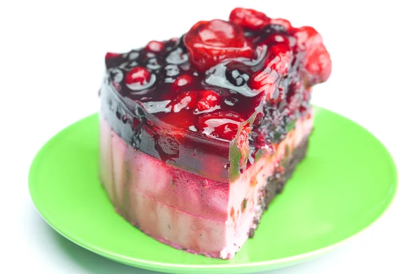 Hermoso pastel con bayas en un plato aislado en blanco —  Fotos de Stock