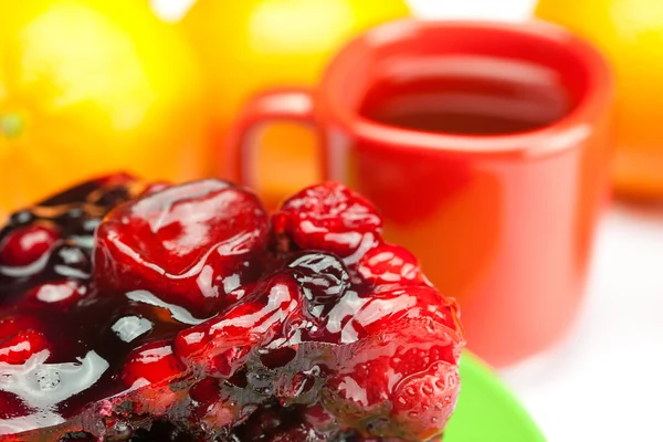 Krásný dort s ovocem na desce a šálek čaje, samostatný — Stock fotografie