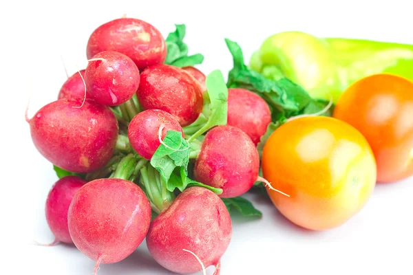Rabanete, tomate e pimenta isolados em branco — Fotografia de Stock