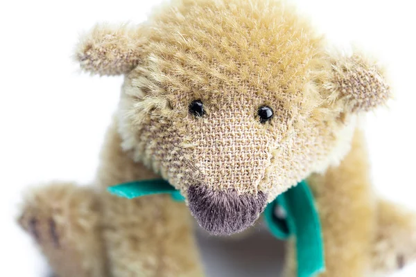 Teddybär mit Schleife isoliert auf weiß — Stockfoto