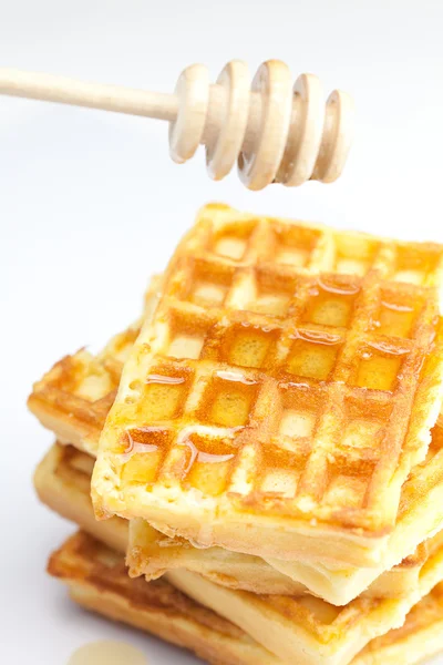 Heerlijke Belgische wafels en vasthouden aan honing geïsoleerd op wit — Stockfoto
