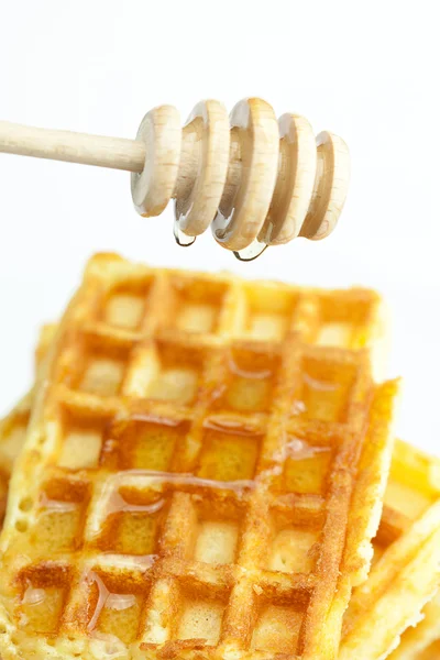 Heerlijke Belgische wafels en vasthouden aan honing geïsoleerd op wit — Stockfoto