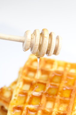 lezzetli Belçika waffle ve sopa üzerinde beyaz izole Bala