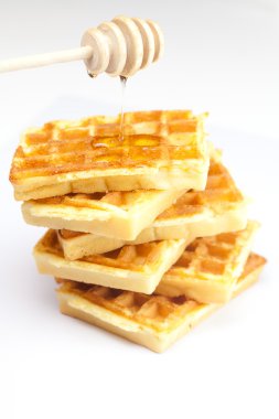 lezzetli Belçika waffle ve sopa üzerinde beyaz izole Bala