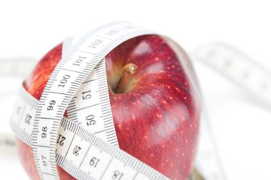 elma ve ölçü bandı üzerinde beyaz izole