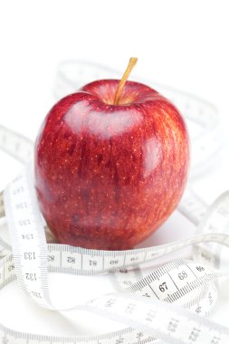 elma ve ölçü bandı üzerinde beyaz izole