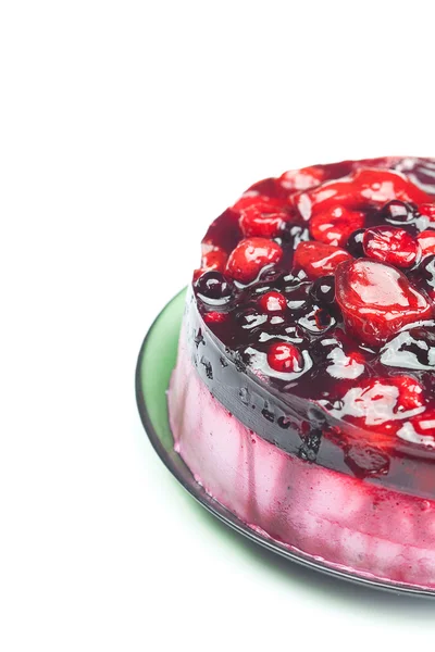 Hermoso pastel con bayas en un plato aislado en blanco —  Fotos de Stock