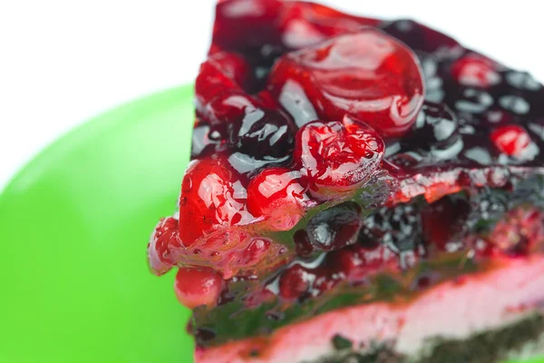 Красивый торт с ягодами на тарелке изолированы на белом — стоковое фото