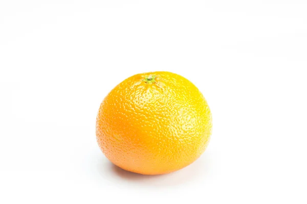 Uma grande tangerina laranja isolada em branco — Fotografia de Stock