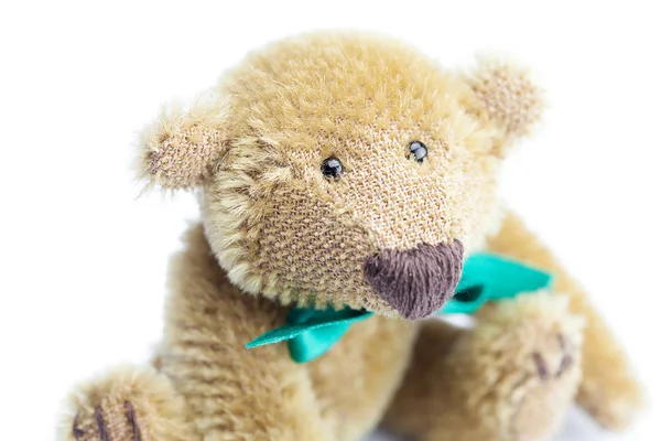 Teddybeer met strik geïsoleerd op wit — Stockfoto