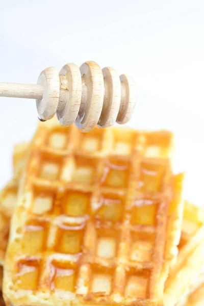 Deliciosos waffles belgas e ficar com mel isolado em branco — Fotografia de Stock
