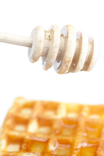 맛 있는 벨기에 와플과 꿀 흰색 절연 스틱 — 스톡 사진