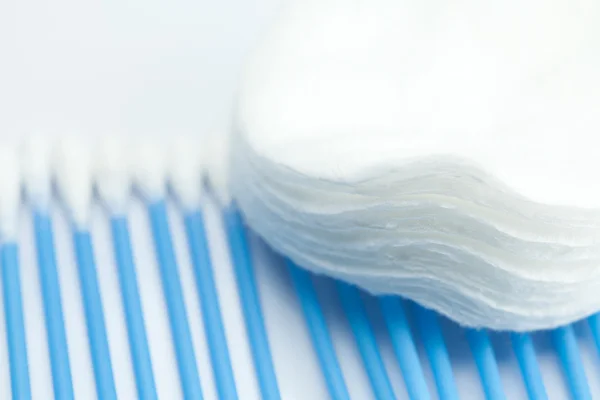 Cepillo de limpieza azul y almohadillas de algodón aisladas en blanco — Foto de Stock