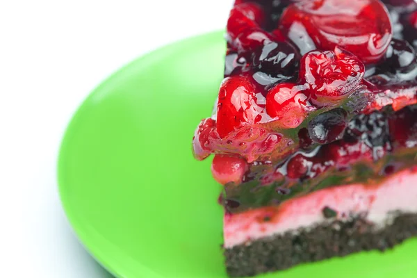 Красивый торт с ягодами на тарелке изолированы на белом — стоковое фото