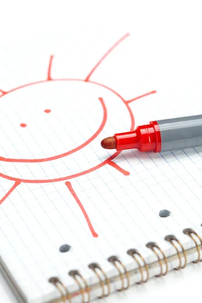 Marker and painted the sun on the notebook sheet — Stock Photo, Image