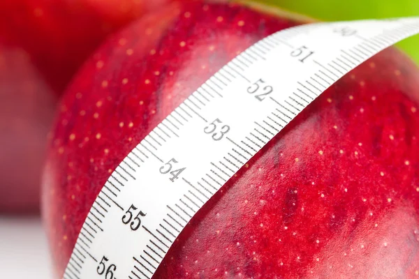 Яблоко и измерительная лента изолированы на белом — стоковое фото