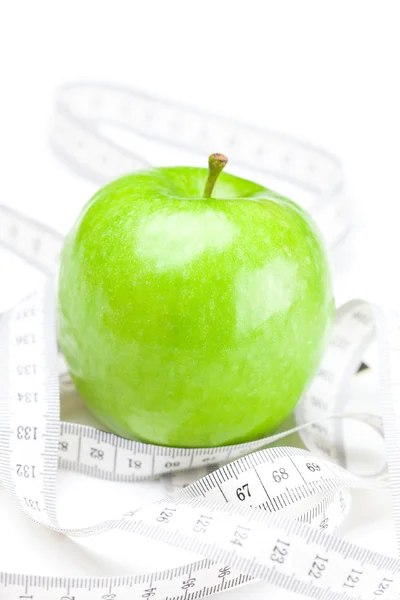 Apfel und Maßband isoliert auf weiß — Stockfoto