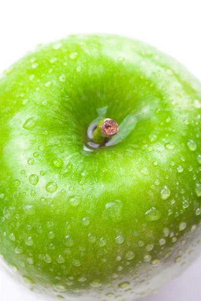 Pomme avec gouttes d'eau isolées sur blanc — Photo