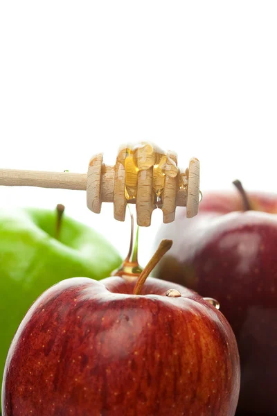 Ficar com mel e maçãs isoladas em branco — Fotografia de Stock