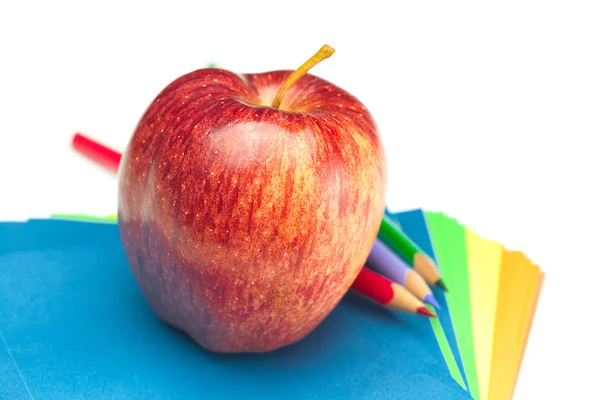 Manzana, papel de colores y lápices aislados en blanco —  Fotos de Stock