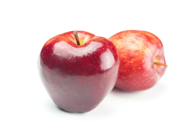 Piękny łagodny soczyste jabłko na białym tle — Zdjęcie stockowe