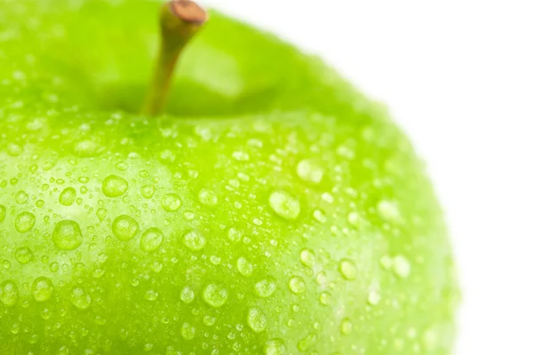 Apfel mit Wassertropfen isoliert auf weiß — Stockfoto