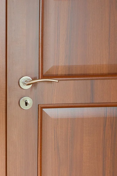 ประตูไม้ที่มีมือจับในห้องสีขาว — ภาพถ่ายสต็อก