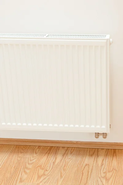 Радиатор висит на стене в комнате — стоковое фото