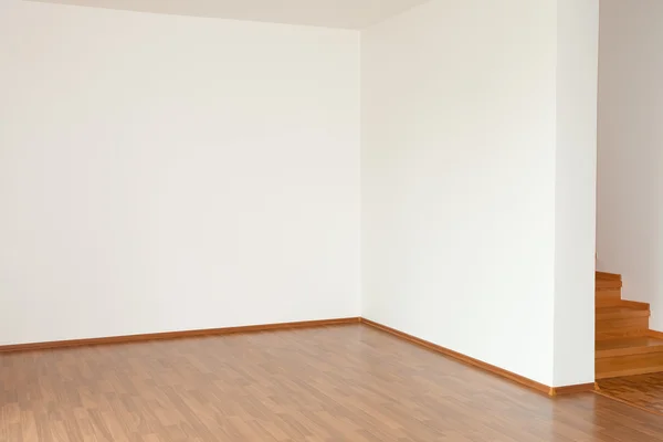Limpo quarto branco interior de uma casa de campo — Fotografia de Stock