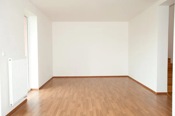 Limpo quarto branco interior de uma casa de campo — Fotografia de Stock