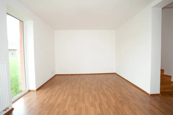 Limpia habitación blanca interior de una casa de campo — Foto de Stock