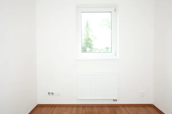 Schone witte kamer interieur van een landelijk verblijf — Stockfoto