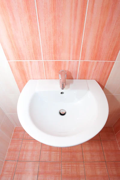 Inredning badrum med rosa kakel i huset — Stockfoto