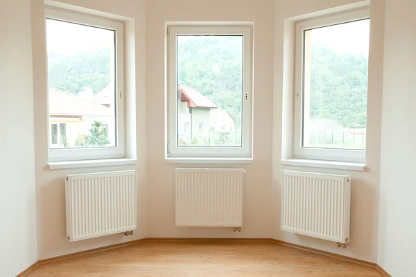 国のコテッジのきれいな白い部屋インテリア — ストック写真
