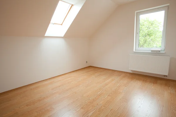 Sauberes weißes Zimmer im Inneren eines Landhauses — Stockfoto