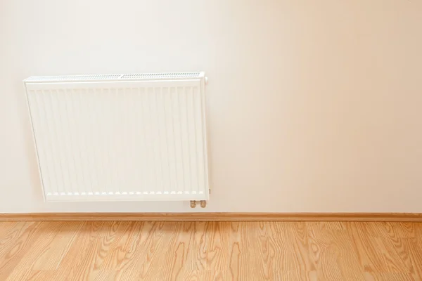 Радиатор висит на стене в комнате — стоковое фото