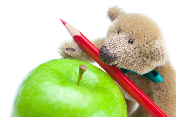 Oyuncak ayı, elma ve renkli kalemler üzerinde beyaz izole — Stok fotoğraf