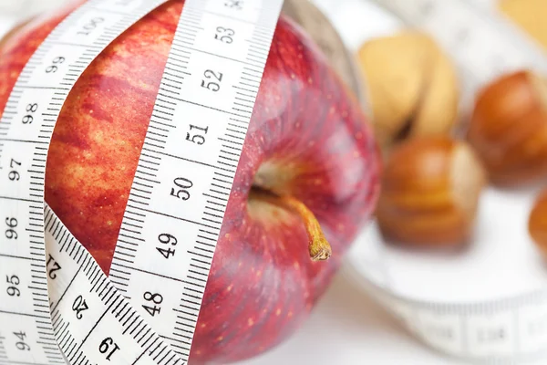 Appel, noten en maatregel tape geïsoleerd op wit — Stockfoto