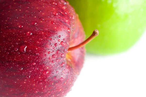 Manzana con gotas de agua aisladas en blanco — Foto de Stock