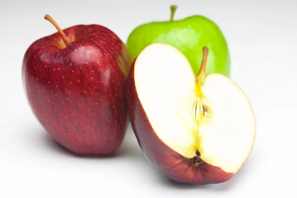 Όμορφη ώριμος ζουμερός μήλο που απομονώνονται σε λευκό — Φωτογραφία Αρχείου