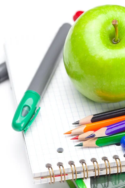 Apfel, Notizbücher und Bleistifte isoliert auf weiß — Stockfoto