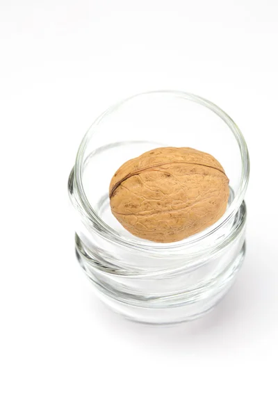 Ořechy v miniaturní skleněné mísy izolované na bílém — Stock fotografie