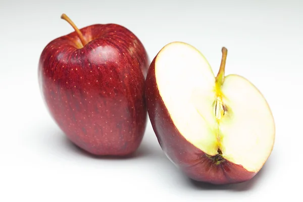 Bella dolce mela succosa isolato su bianco — Foto Stock
