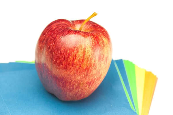 Manzana y papel de color aislado en blanco —  Fotos de Stock
